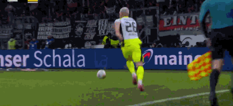 半场：多特1-1法兰克福，拜尔破门，乌尊点射，吉拉西送点